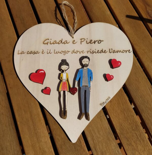 CUORE DA APPENDERE IN LEGNO CON NOMI FRASE INCISI A LASER  E PERSONAGGI SLIM H.250 MM  2238