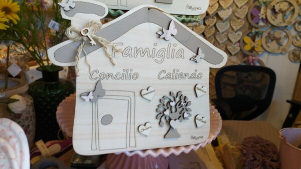 Fuoriporta in legno con scritta e incisa personalizzabile "Family"  chiave, fiocchi e farfalle D.20cm 3415 Pattycrea