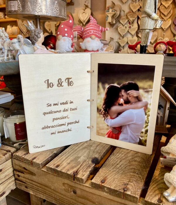 Portafoto in legno con foto 10x15cm personalizzabile nomi e frase idea regalo San Valentino H.18cm Pattycrea