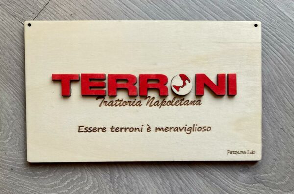 Rettangolo in legno inciso a laser logo terroni trattoria con frase personalizzata 20cm 3447