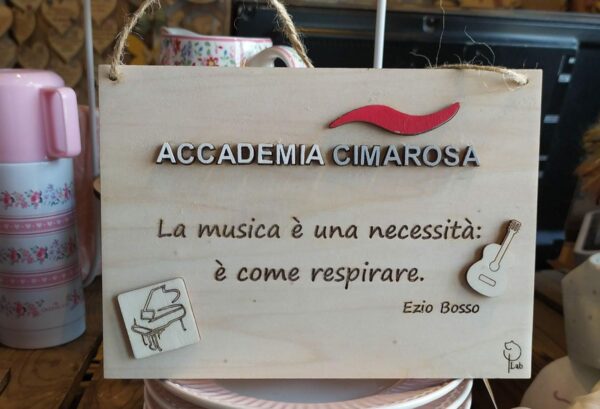 Targa in legno inciso a laser con chitarra pianoforte a rilievo logo Accademia Cimarosa frase personalizzata L.20cm 3457 Pattycrealab