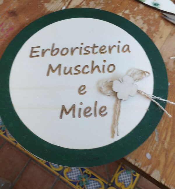 Logo legno inciso laser erboristeria muschio e miele H.30cm Pattycrea