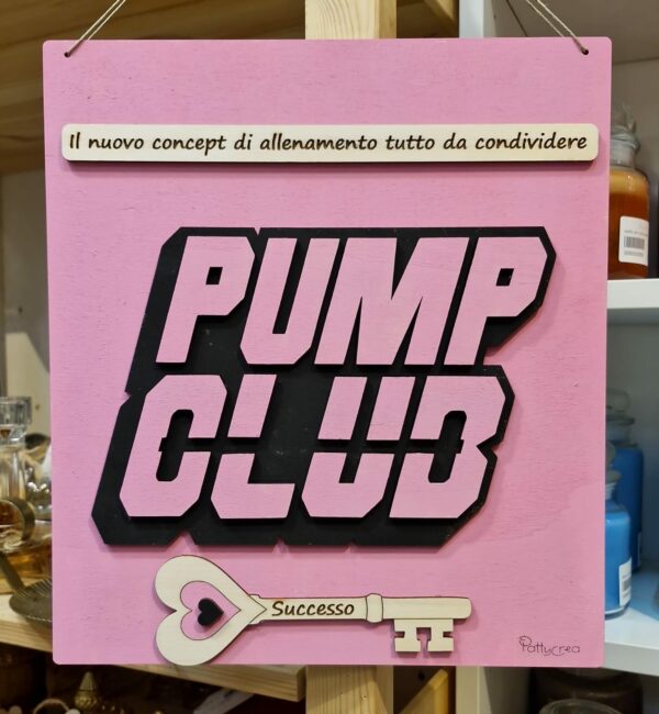 Rettangolo in legno inciso a laser logo Pump club con frase e chiave personalizzata 34cm 4202