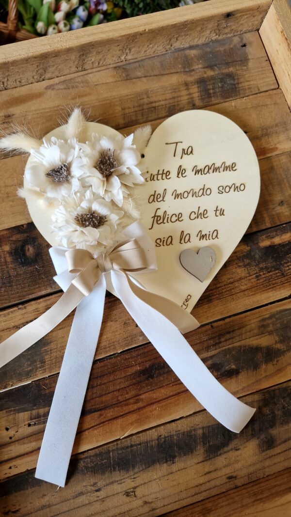 Cuore in legno con frase incisa H.20cm con fiori e fiocchi