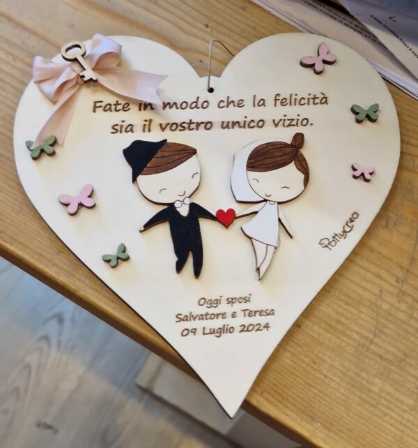 Cuore in legno inciso a laser con frase e personaggi sposi H.20cm Pattycrea