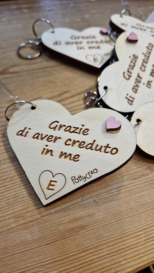 Cuore portachiave legno inciso laser frase Grazie di aver creduto in me personalizzabile L.8cm Pattycrea